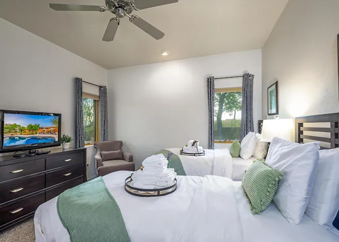 Bocce Court, Heated Pool, Spa, Putting Green, Villa Scottsdale